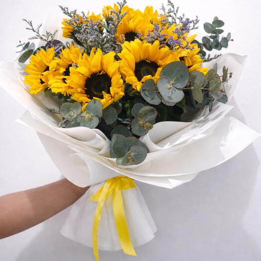 Роскошный букет из 10 подсолнухов