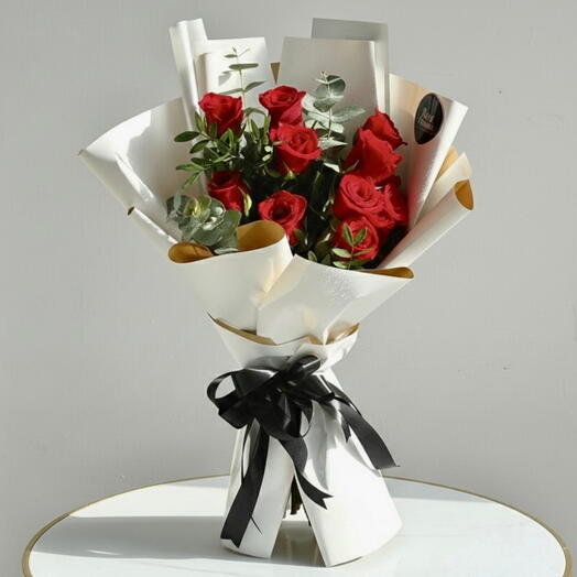 "Классическая романтика | 12 красных роз с эвкалиптом – завёрнуты в белую элегантность"