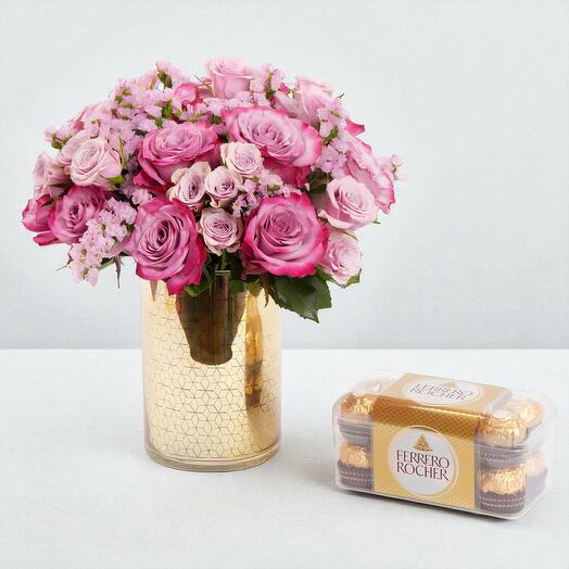 Encanto de rosas en jarrón dorado con Ferrero Rocher