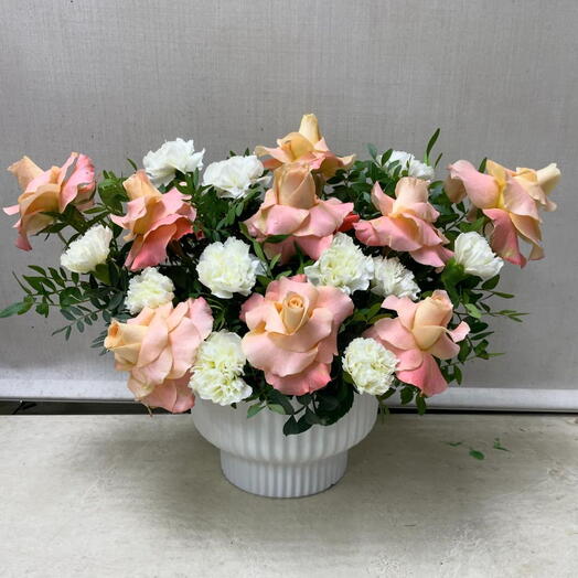 Композиция из белых гвоздик в вазе