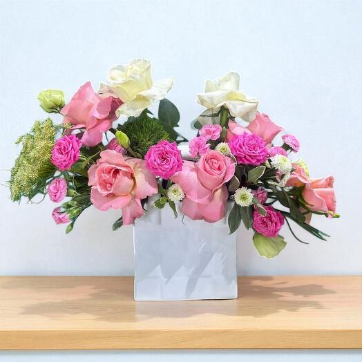 Enchanter Masterpiece – Элегантная розово-белая цветочная композиция в вазе