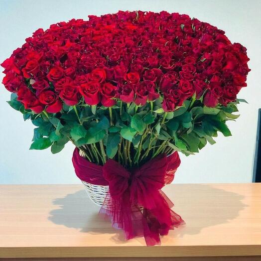 EVERY RED ROSES MEDIUM WOODWN BASKET