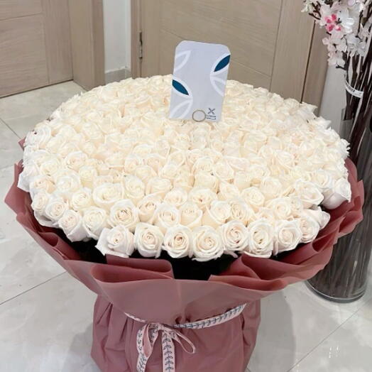 100 White Roses Luxury Bouquet