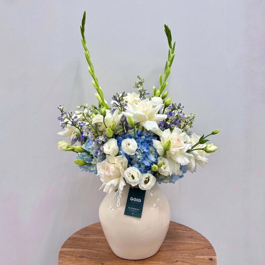 Центральная композиция Ohara — безупречно белая с нежно-голубым облаком