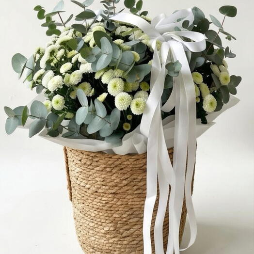 Зелёно-белая корзина с помпонами