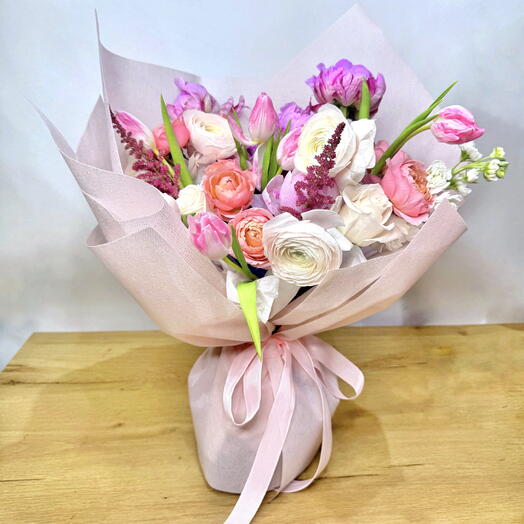 Розовая мечта пионов и тюльпанов