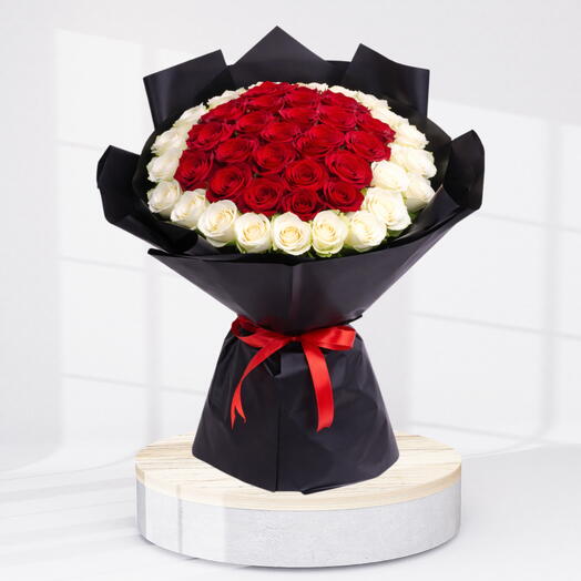 Dos corazones de amor ( 51 rosas )