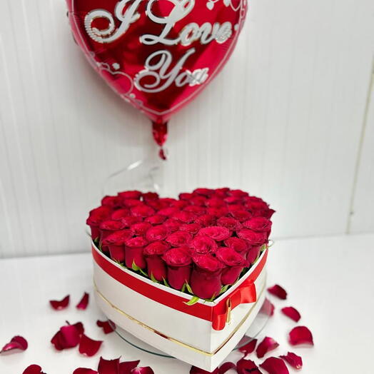 35 красных роз и фольгированный шар