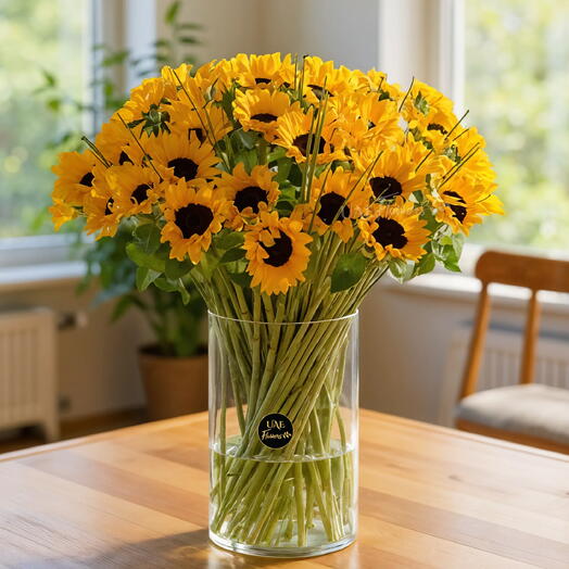 Ваза с гигантскими подсолнухами