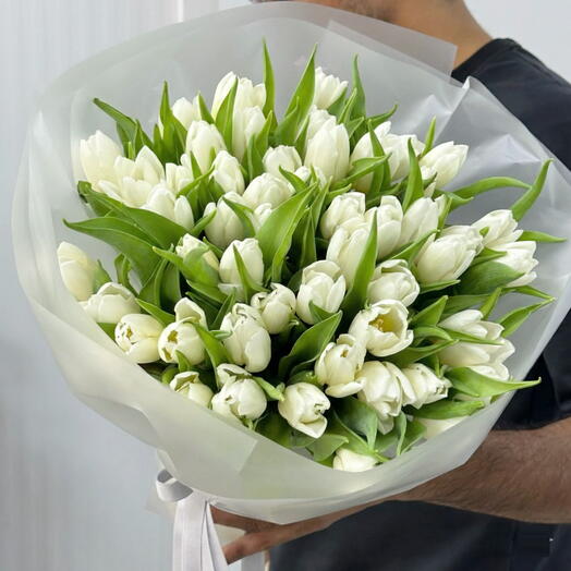 Букет из 59 белых тюльпанов
