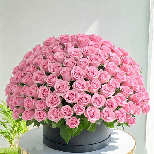 200 розовых роз в черной коробке