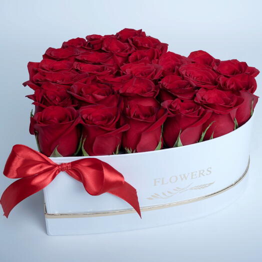 29 rosas rojas en una caja blanca con forma de corazón-1440