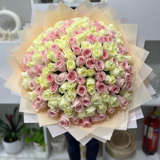 Ramo de mano de 151 rosas