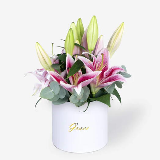 Розовые лилии в маленькой коробке