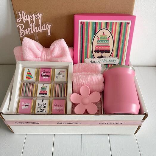 Сладкий подарочный набор на день рождения для неё – шоколад, кружка, аксессуары для волос   средства по уходу за кожей