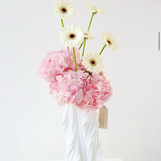 Conrad- ваза с гортензиями и ромашками