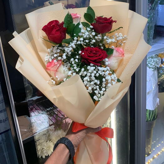 6 rosas en rosa y rojo