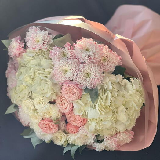 МИКС РОЗОВЫХ И БЕЛЫХ ЦВЕТОВ В КРАСИВОМ БУКЕТЕ