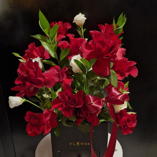 Красные розы в большой коробке