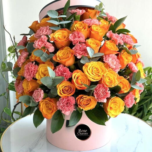 Страстное сердце из роз | 61 алая роза в вазе | Цветы в Дубае с доставкой в тот же день