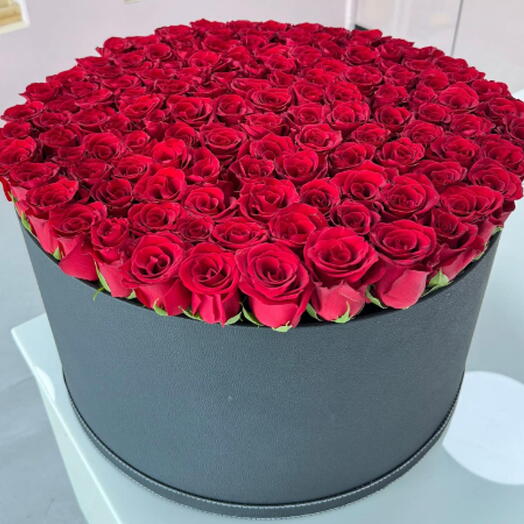 100 ROSES ROUGES SUR BOÎTE NOIRE