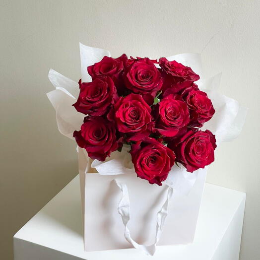 Подарочная корзина ко Дню Святого Валентина с 15 красными розами