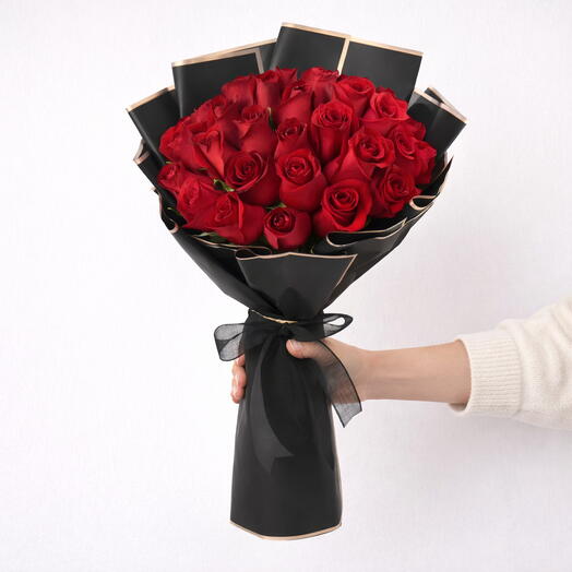 Ramo de rosas rojas con envoltura negra