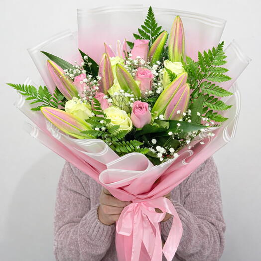 Роскошный букет из розовых лилий и роз
