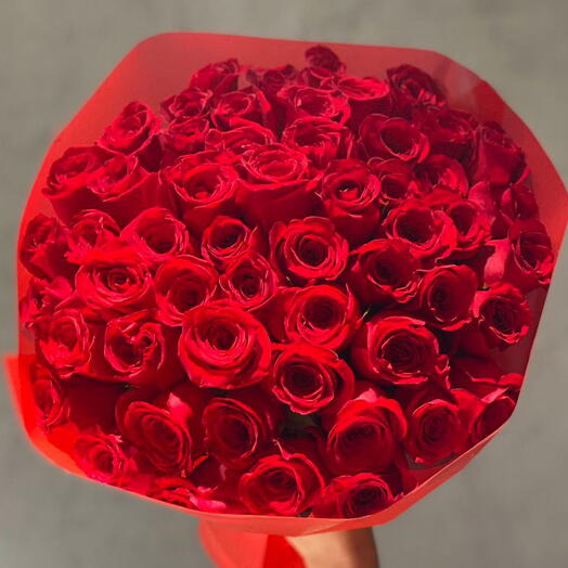 Ramo de 51 rosas rojas en envoltorio rojo estándar