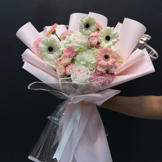 HYDRANGIA  GARBARA  SPERY ROSE  ROSE  CARNATION  IN A BQT