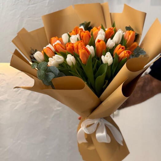 Тюльпаны в руках