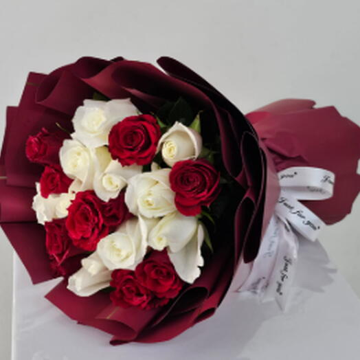 باقة مختلطة حمراء وبيضاء