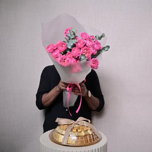 Combo de ramo de rosas Julietta Cerise y lujosa bandeja de regalo de chocolates  6847