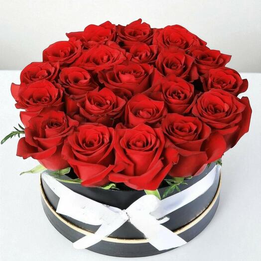 Композиция из красных роз в коробке