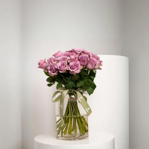 Ваза со светло-фиолетовыми розами