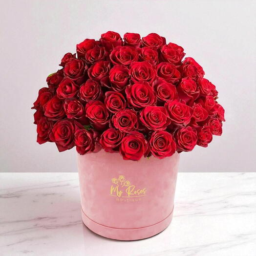 Розовая бархатная коробка с 50 красными розами