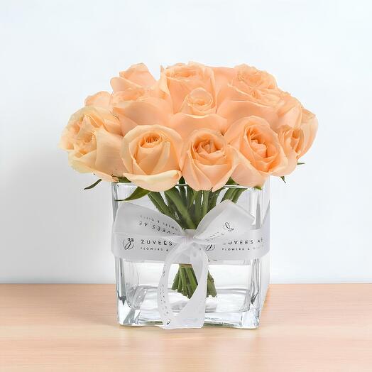 Персиковый шёпот в стеклянной вазе