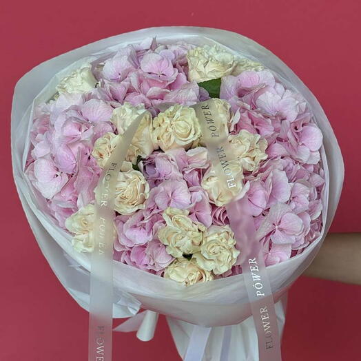 Розовый кварц: Букет из 4 розовых гортензий и 15 кремовых спрей-роз