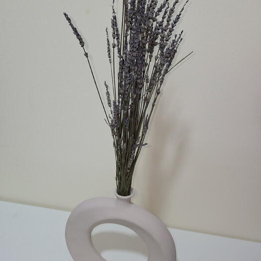 Минималистичная сухая лаванда в современной керамической вазе