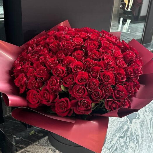 101 rosas rojas en una caja de sombrero