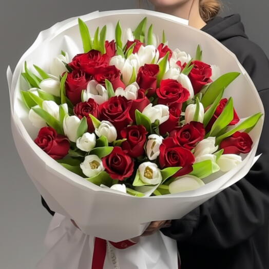 Bouquet de roses rouges et de tulipes