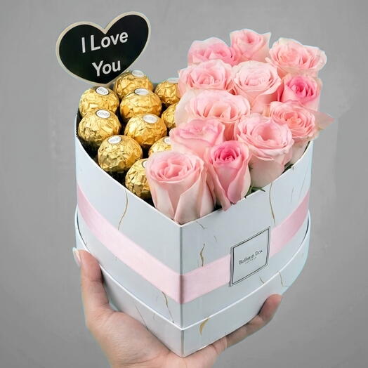 Caja de regalo de bombones con rosas rosadas (20x13cm) | Día de la Madre - Entrega de flores para graduaciones en Abu Dabi