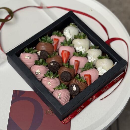 Luxury Box of 16 Chocolated Strawberries with Oreo   Toppings