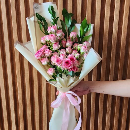 Классические розовые спрей-розы к Международному женскому дню