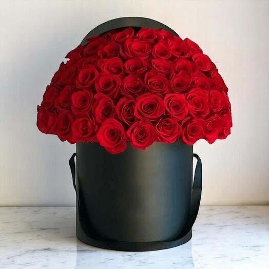 Роскошная черная коробка с 35 премиальными красными розами – элегантный романтический цветочный подарок