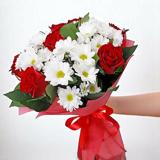 Bouquet de chrysanthèmes blancs et de roses rouges