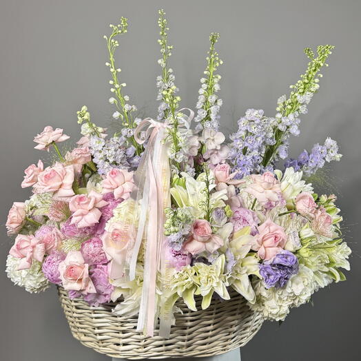 Imperial Garden: Корзина WOW размера с розами, лилиями, дельфиниумами и пионами