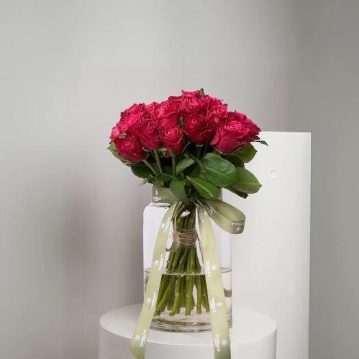 Ваза с тёмно-розовой розой