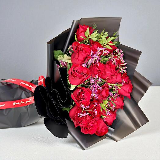 Especial de San Valentín 21 rosas rojas en envoltorio negro