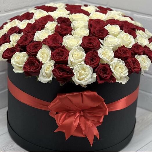 Flores rojas y blancas en una caja